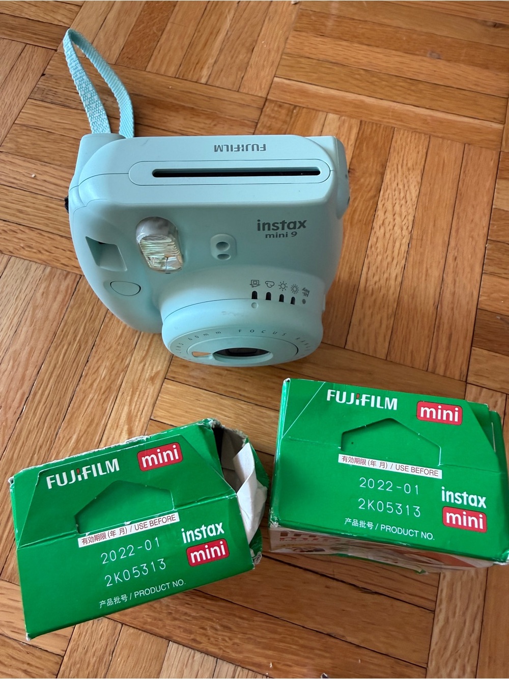 Fujifilm instax mini 9 Instant Camera in Mint Blue with Matching Strap - Picture 2 of 4